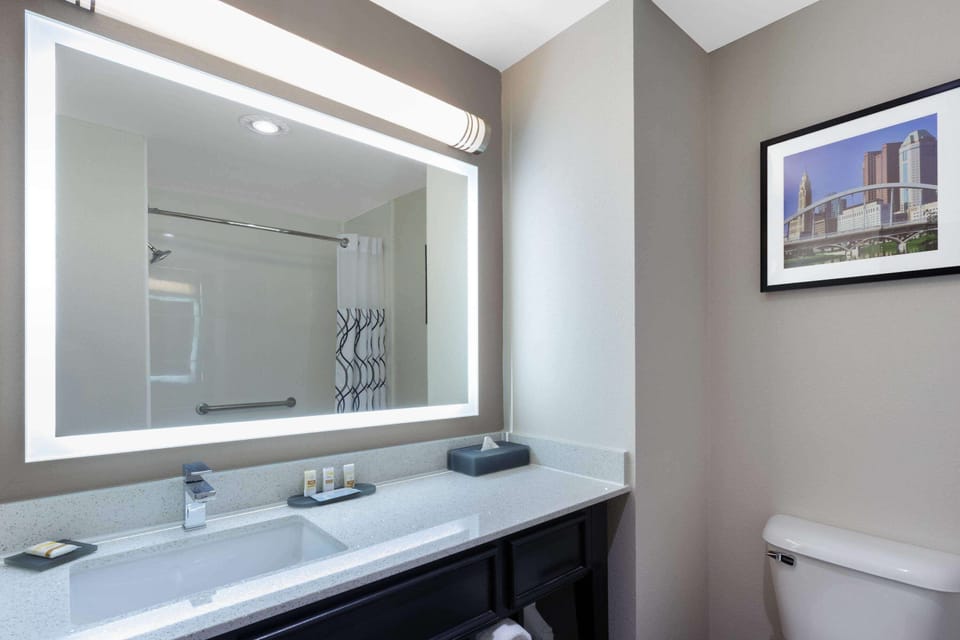 Combined shower/tub, free toiletries, hair dryer, towels
