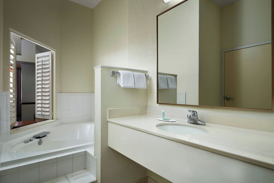 Combined shower/tub, free toiletries, hair dryer, towels