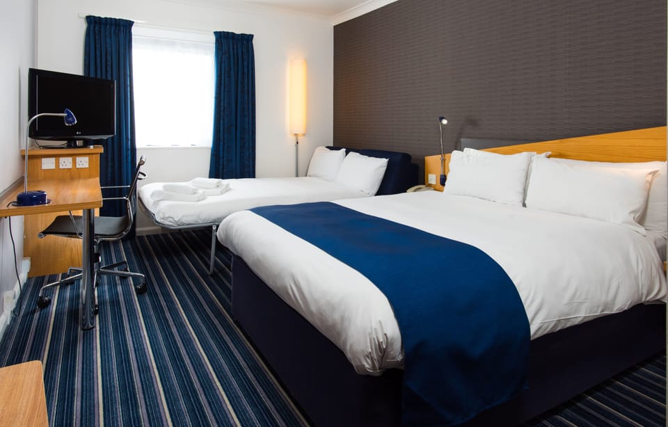 Standard Room, 1 Double Bed with Sofa bed (with Free Hot Breakfast) | Bathroom | Shower, eco-friendly toiletries, hair dryer, towels