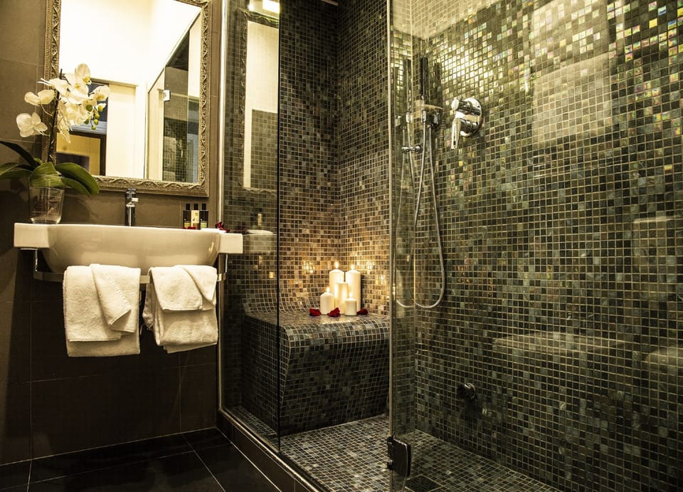 Spa Suite, Idromassaggio e Bagnoturco | Bathroom | Shower, rainfall showerhead, free toiletries, hair dryer
