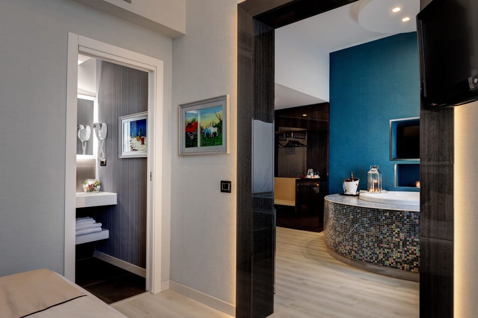 Deluxe Suite, Jetted Tub | Minibar, in-room safe, desk, iron/ironing board