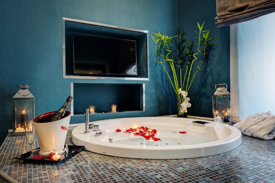 Deluxe Suite, Jetted Tub | Living area | 40-inch LCD TV with digital channels, TV