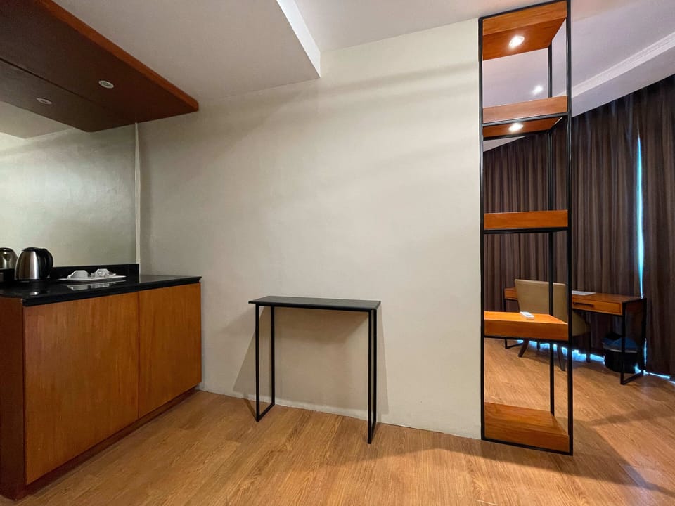 Business Studio Suite | In-room safe, desk, soundproofing, free WiFi