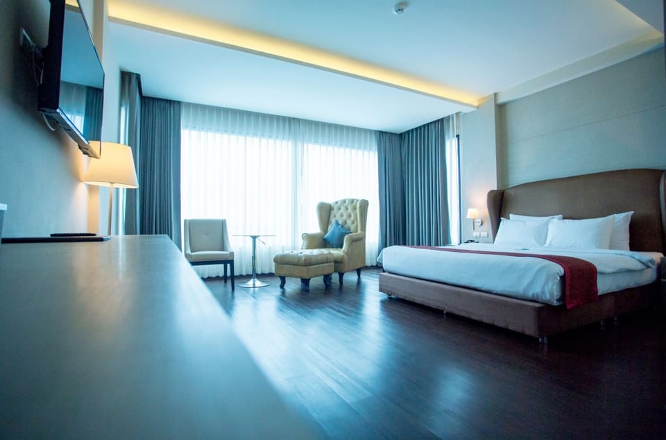 Premium Studio Suite | Free minibar items, desk, blackout drapes, free WiFi