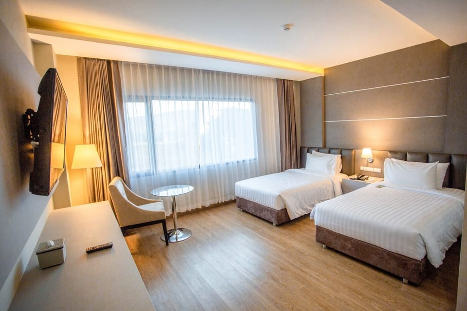 Deluxe Twin Room | Free minibar items, desk, blackout drapes, free WiFi