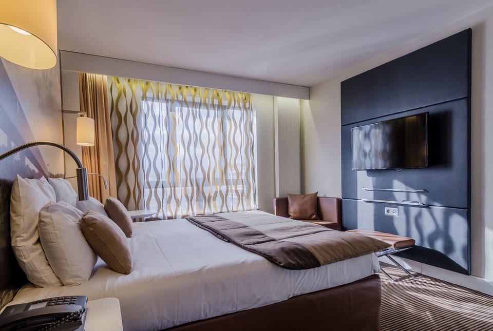 Classic Room, 1 Double Bed | In-room safe, blackout drapes, soundproofing, free cribs/infant beds