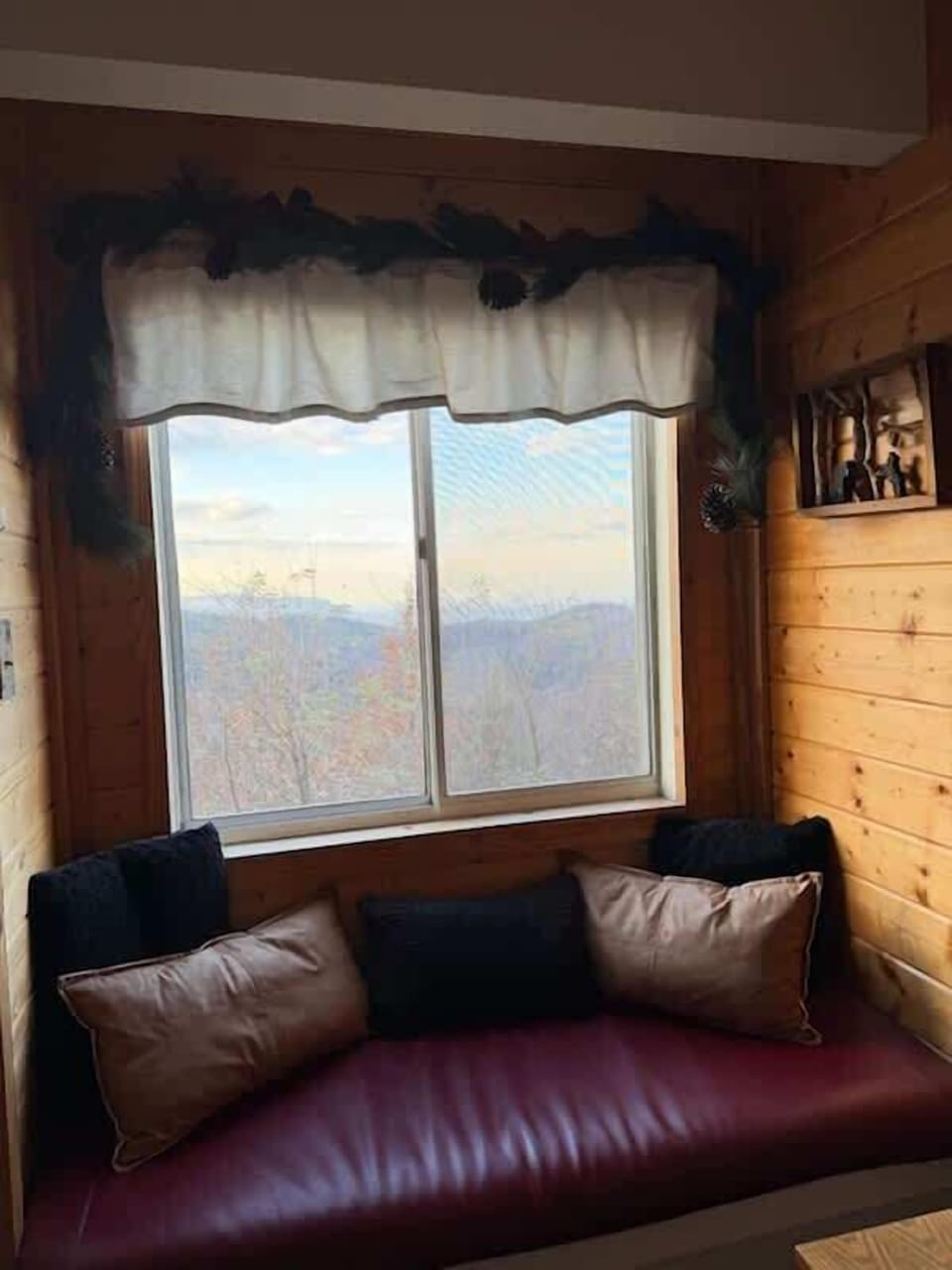 Window Nook: Relax on the plush seating and soak in breathtaking mountain views!