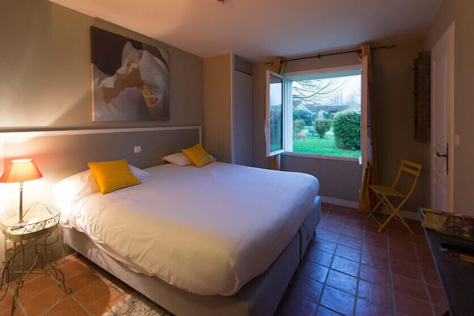 Standard Room | Premium bedding, in-room safe, individually decorated, desk