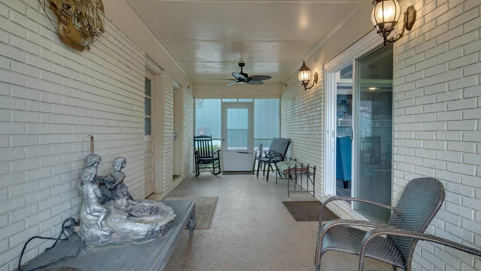 Screened in Patio off Living Room w/access to 4th bedroom