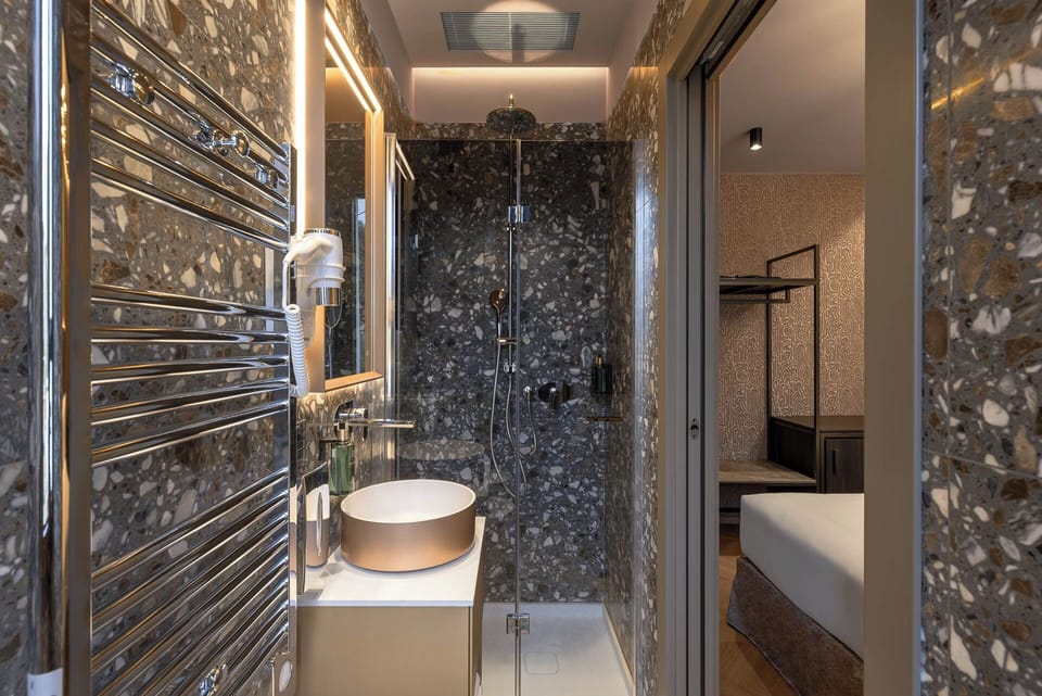 Classic Double Room | Bathroom | Shower, rainfall showerhead, hair dryer, slippers