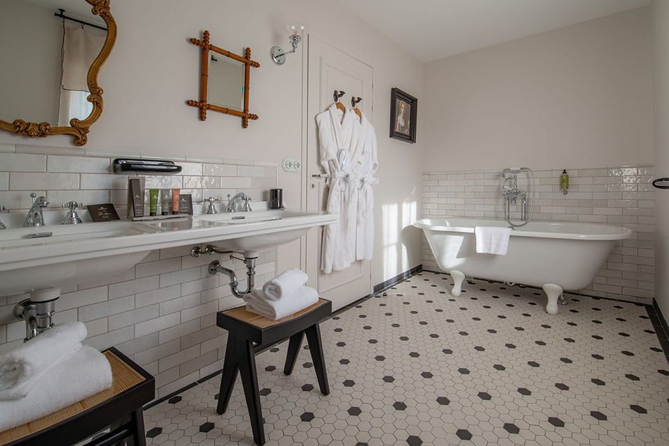 Junior Room | Bathroom | Free toiletries, hair dryer, bathrobes, slippers
