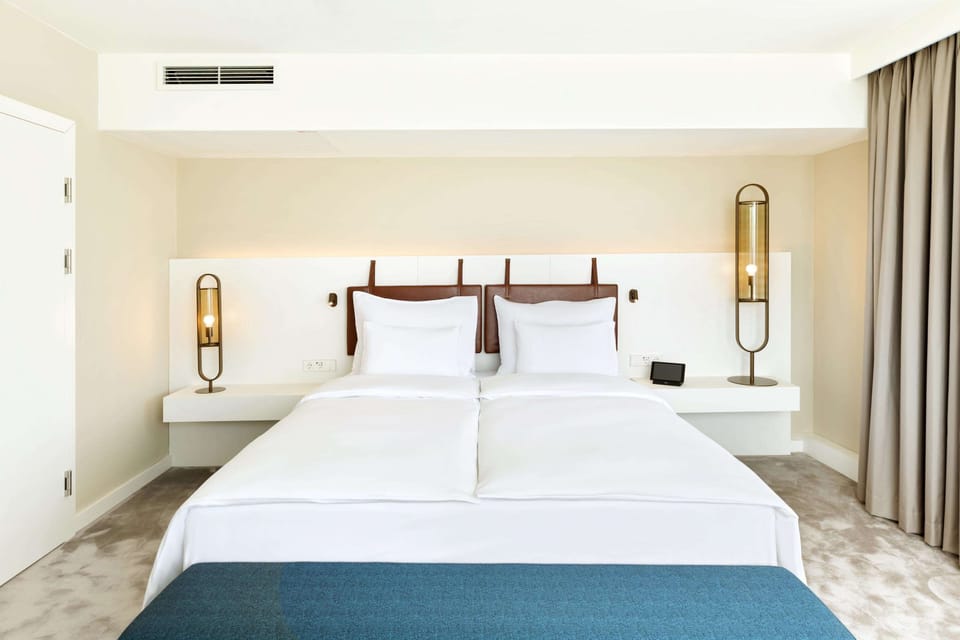 Junior Suite | Minibar, in-room safe, desk, blackout drapes