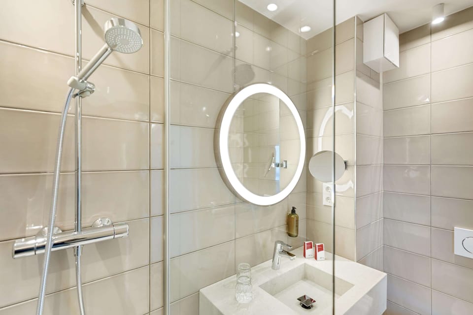Premium Room | Bathroom | Hair dryer, towels, soap, shampoo