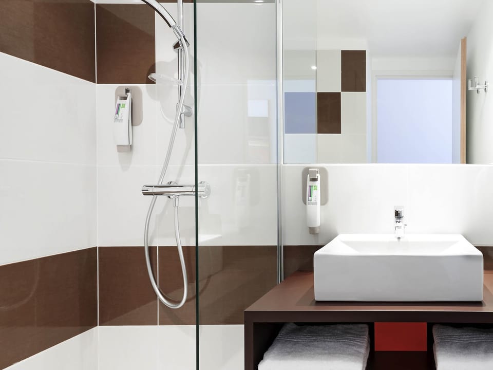 Standard Room, 1 Double Bed | Desk, blackout drapes, soundproofing, iron/ironing board