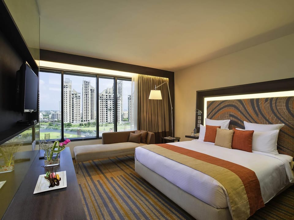 Premium bedding, down comforters, minibar, in-room safe