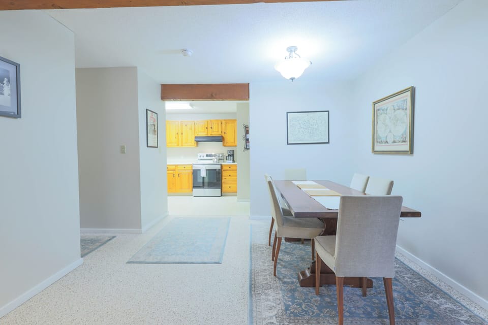 Dining area to the hall