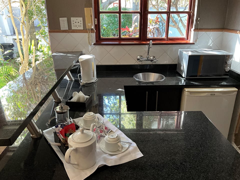 Luxury Triple Room | Private kitchenette | Microwave, coffee/tea maker, electric kettle, toaster
