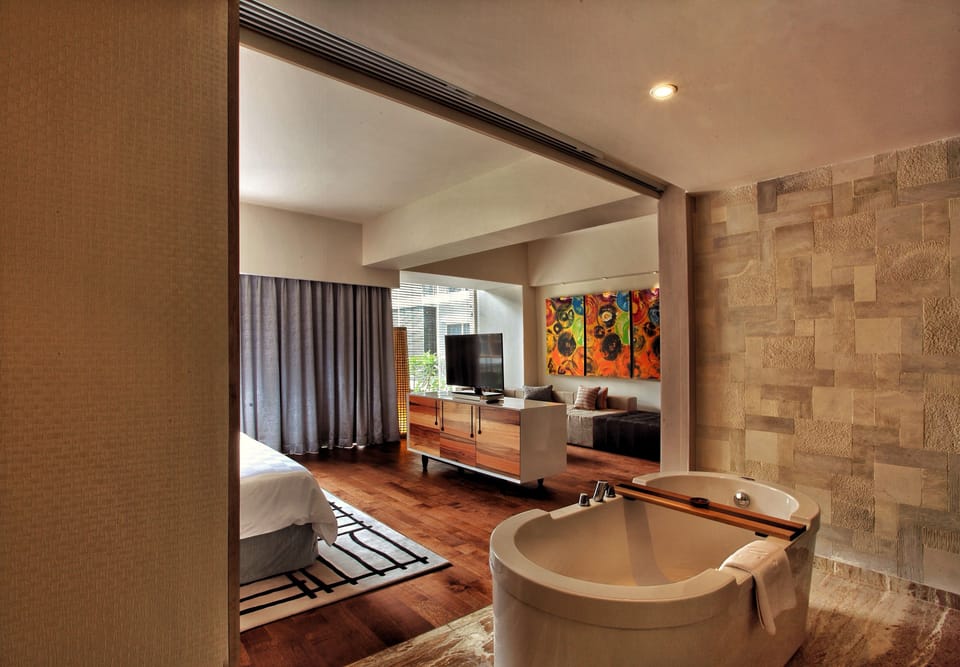 TSand Suite (Standard Check Out at 2:00 PM) | Deep soaking bathtub