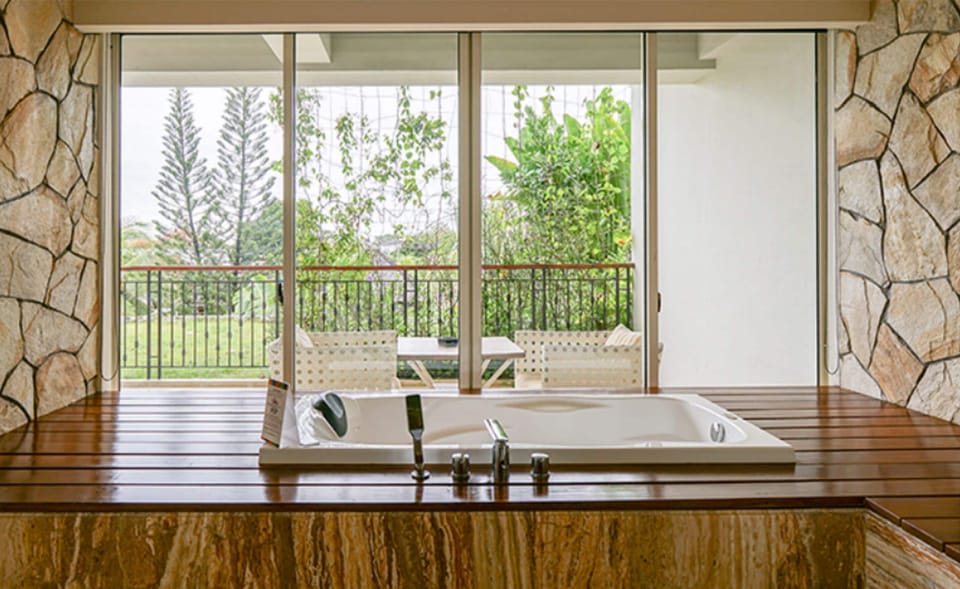 TStone Jacuzzi Suite (Standard Check Out at 2:00 PM) | Bathroom | Free toiletries, hair dryer, bathrobes, slippers
