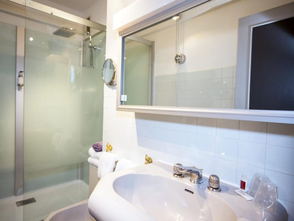 Double Room, Terrace, Sea View | Bathroom | Shower, free toiletries, hair dryer, towels