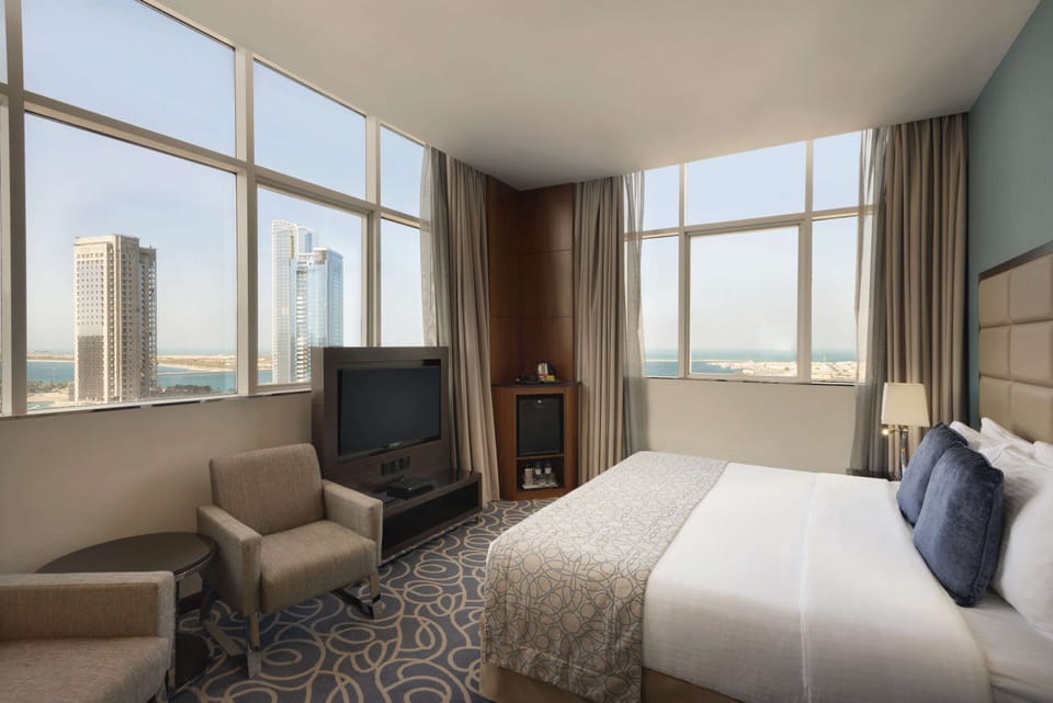Executive Room, 1 King Bed, Non Smoking, Partial Sea View | Premium bedding, minibar, in-room safe, desk