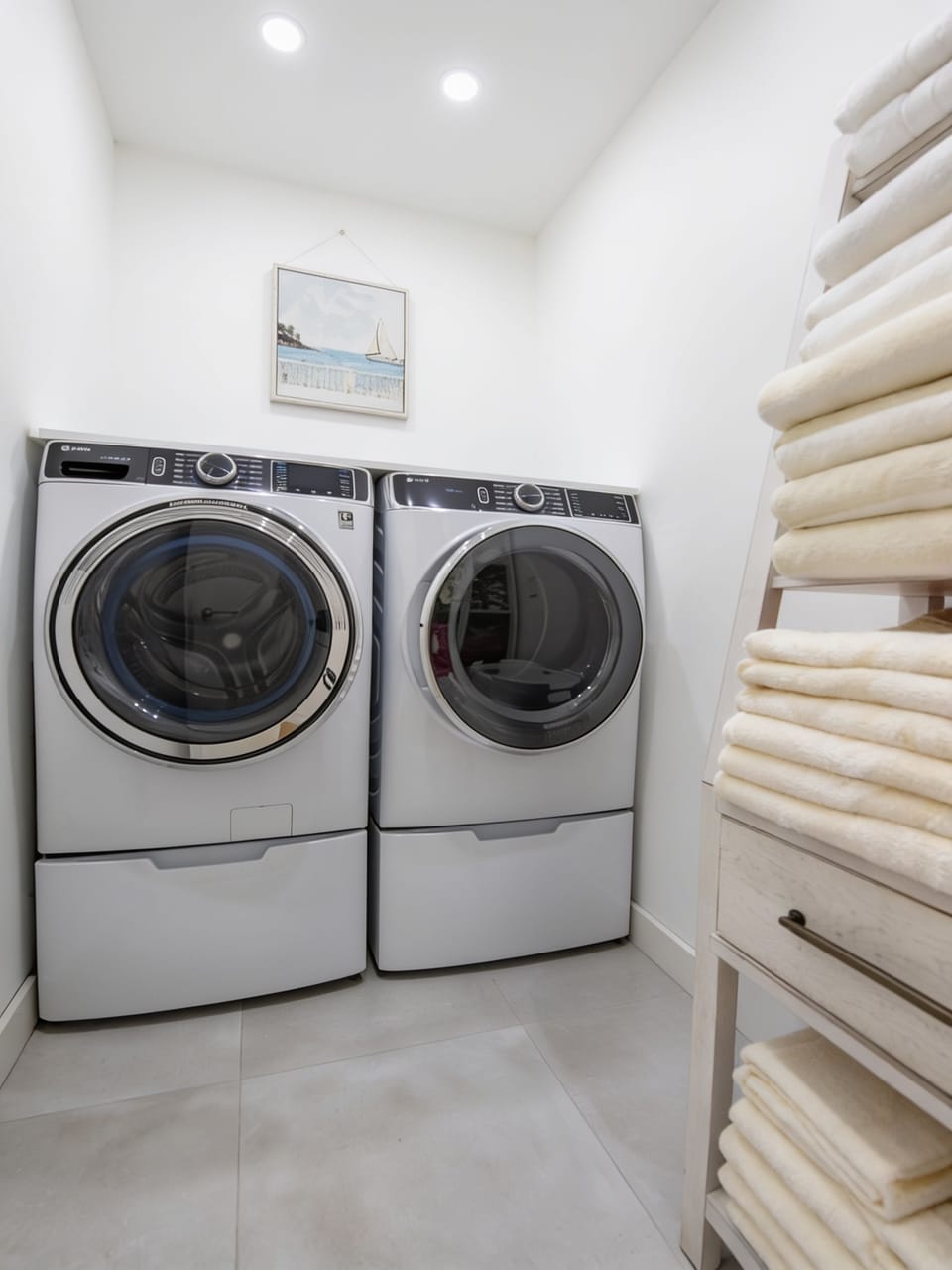 LAUNDRY ROOM/ 1ST FLOOR