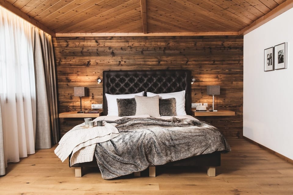 Suite | Hypo-allergenic bedding, minibar, in-room safe, desk