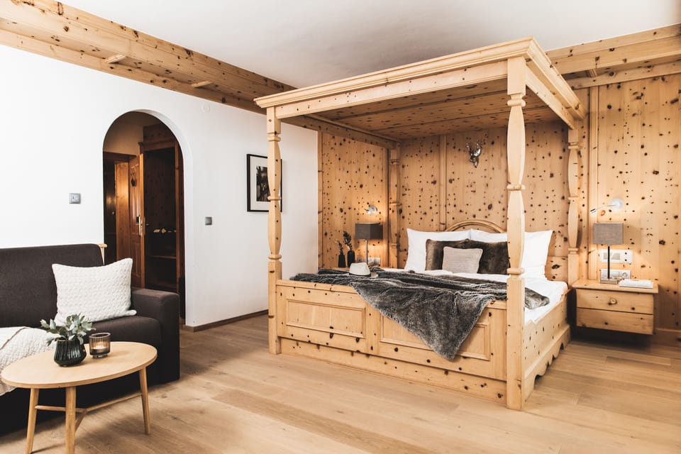 Junior Suite | Hypo-allergenic bedding, minibar, in-room safe, desk