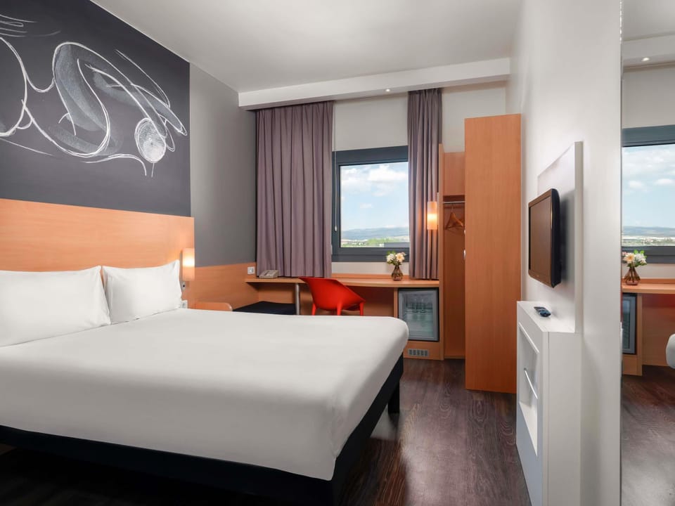 Double Room, 1 Double Bed | In-room safe, desk, free WiFi, bed sheets