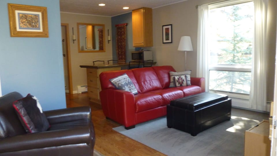 living room with leather sofa and chairs