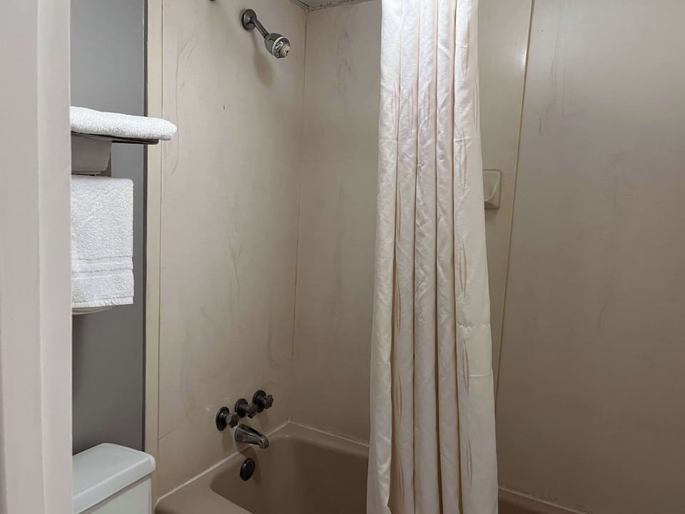 Bathtub, free toiletries, towels