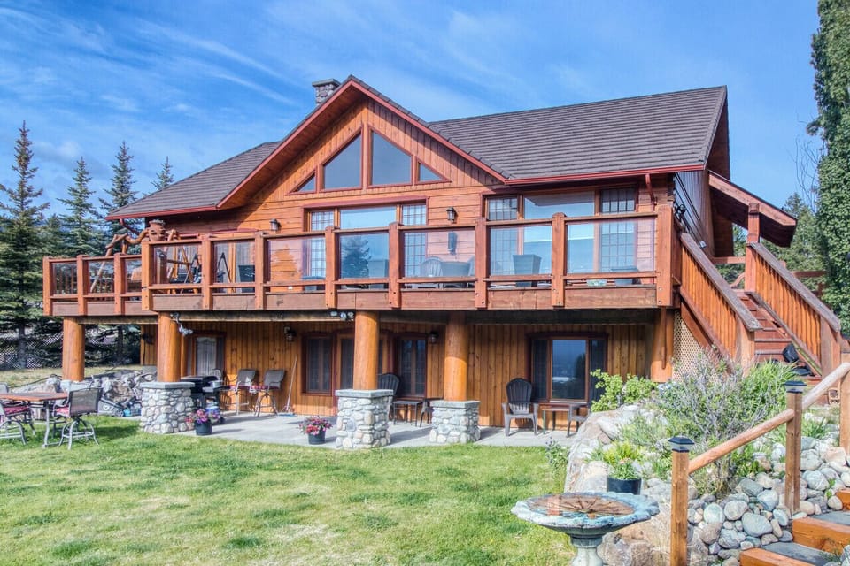The front view of the stunning Pine Ridge log cabin style home.