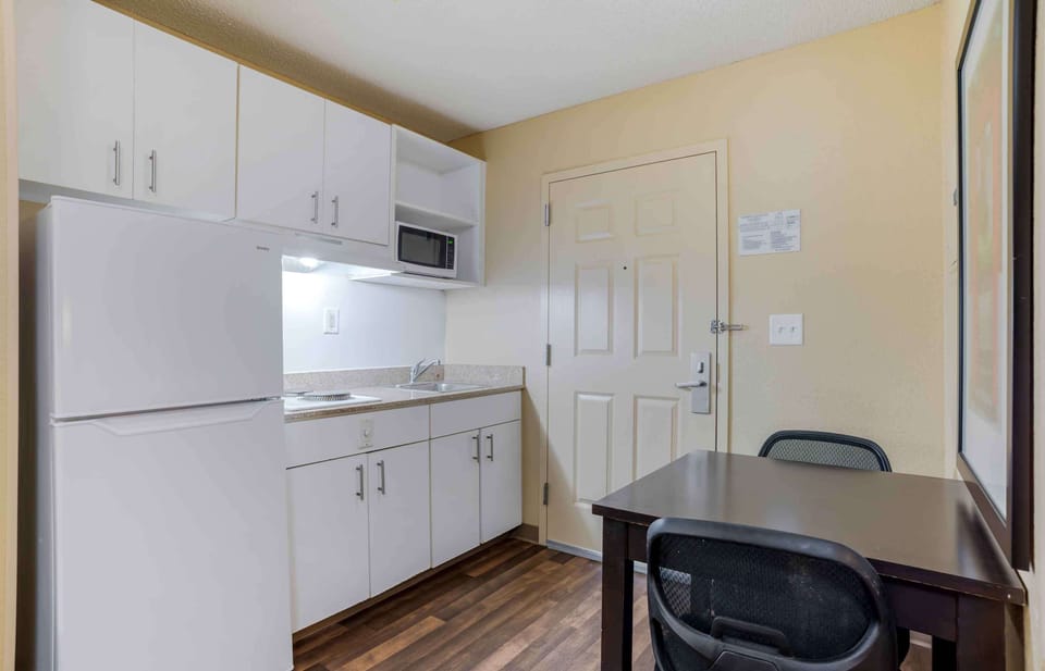 Deluxe Studio, 1 King Bed with Sofa bed (Twin Sofabed) | Private kitchen | Fridge, microwave, stovetop