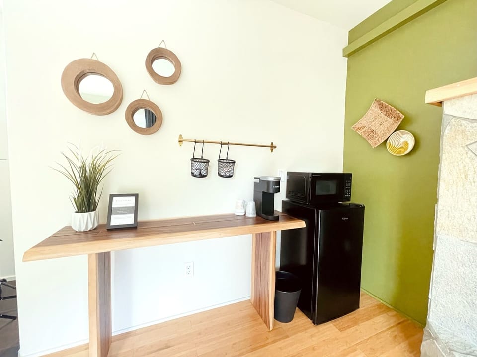 Standard Room, 1 King Bed, Fireplace | Room amenity