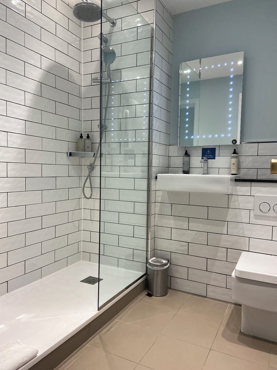 Combined shower/tub, free toiletries, hair dryer, towels
