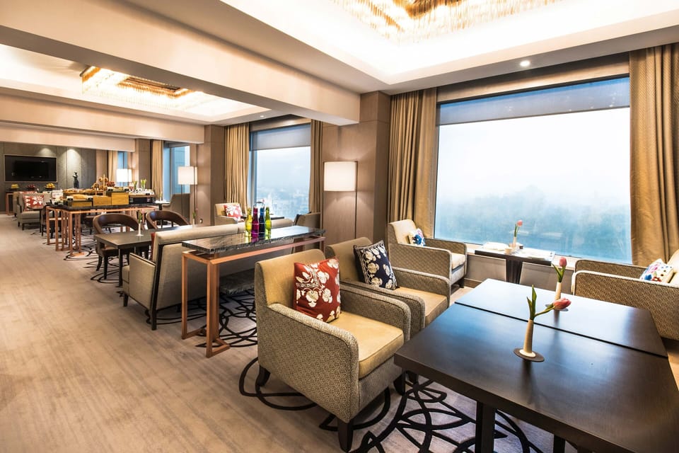 Club Room, 1 Queen Bed | Lounge