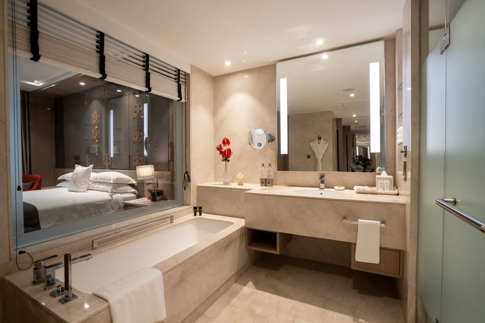 Executive Suite, 1 Queen Bed | Premium bedding, minibar, in-room safe, individually furnished