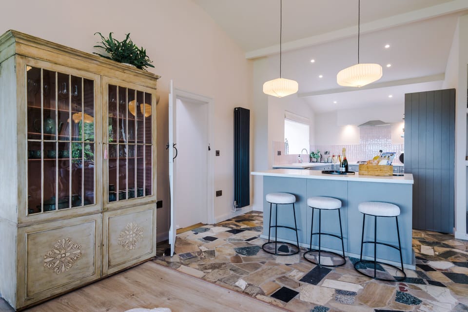 Kitchen with island/breakfast bar