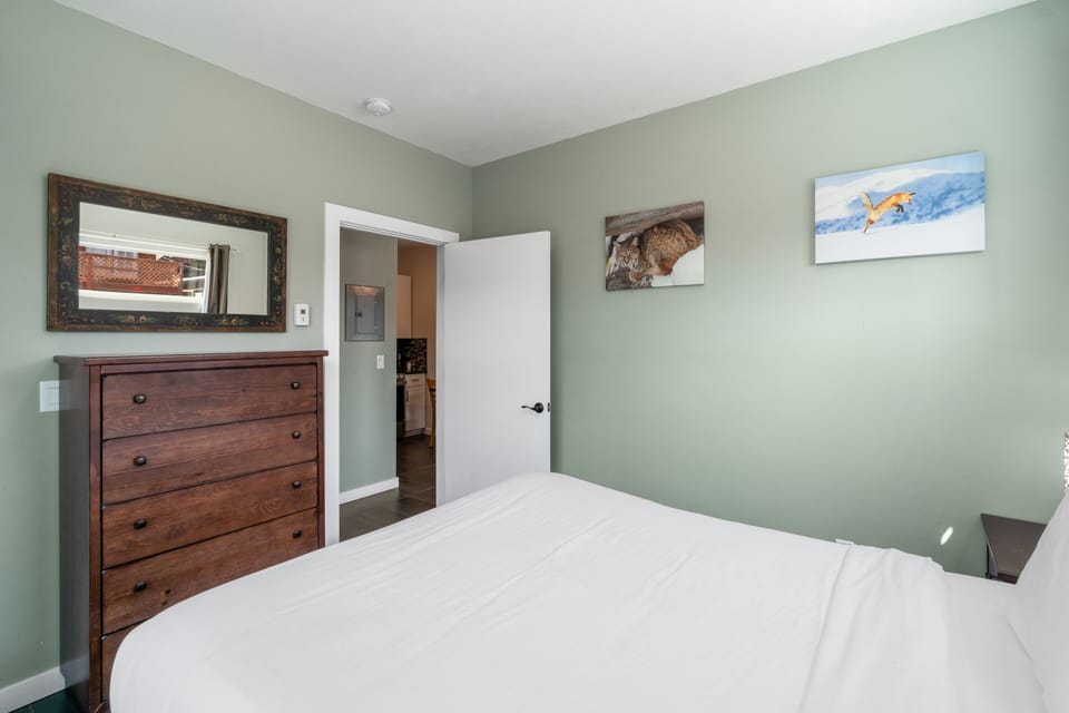 House | Premium bedding, down comforters, travel crib, free WiFi