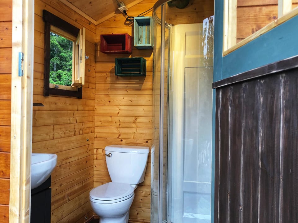 Shared 3  pc bath with How water and flushing toilet