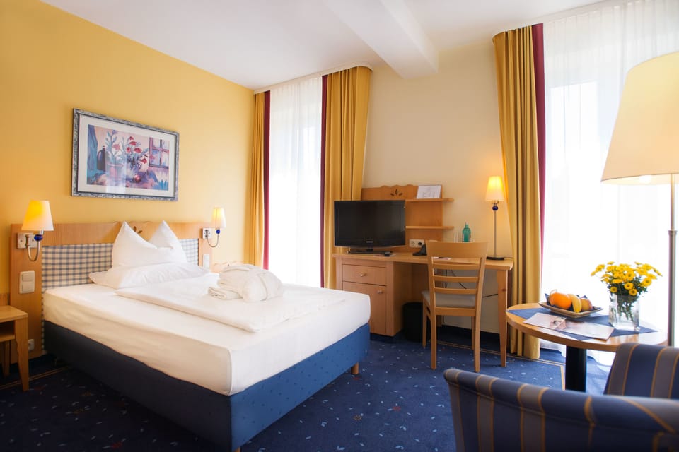 Single Room Körnberg | In-room safe, desk, soundproofing, iron/ironing board (on request)