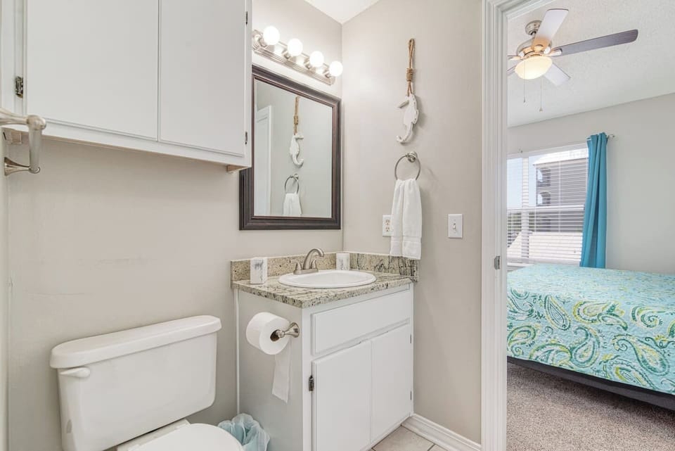 Jack & Jill bathroom with a soaking tub in the queen room.