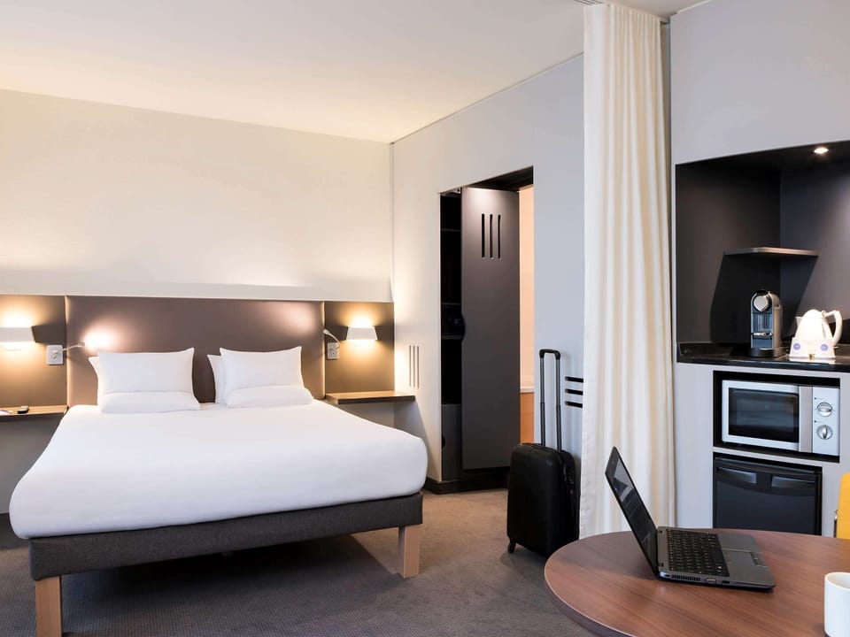Premium bedding, in-room safe, desk, blackout drapes