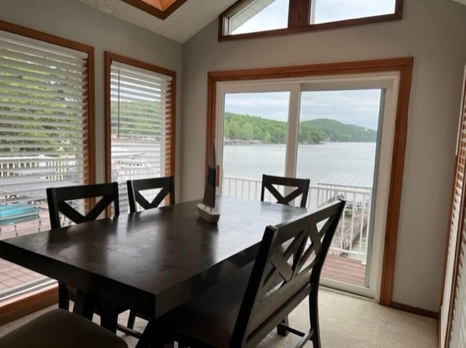 Dining area (2)