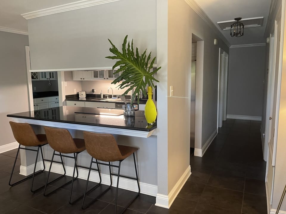 Kitchen island bar