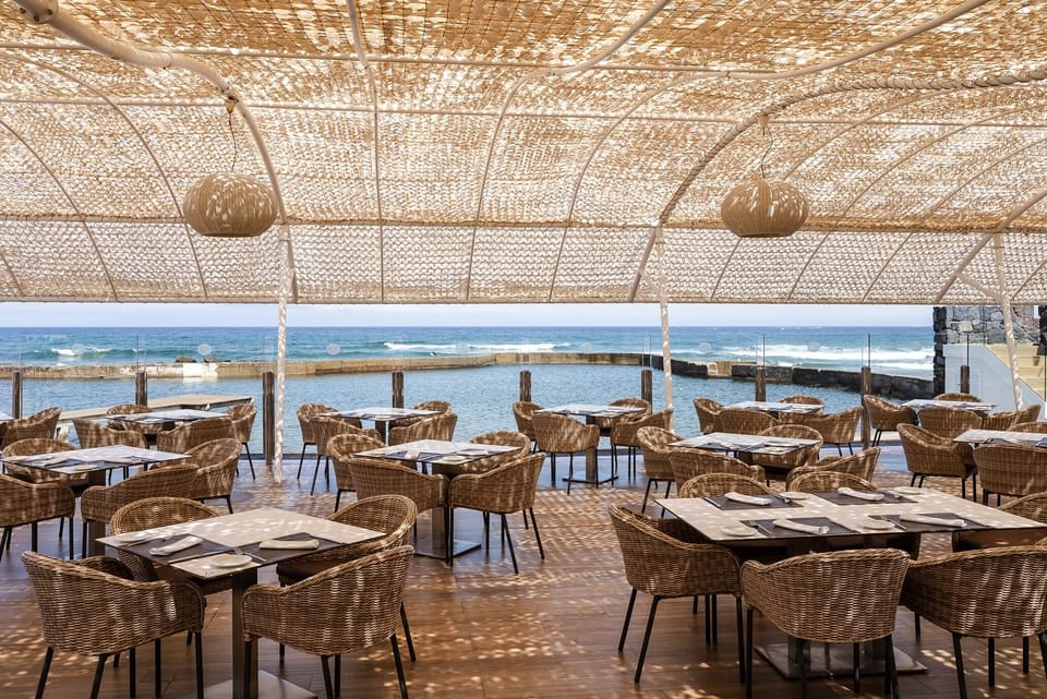 4 restaurants, breakfast served