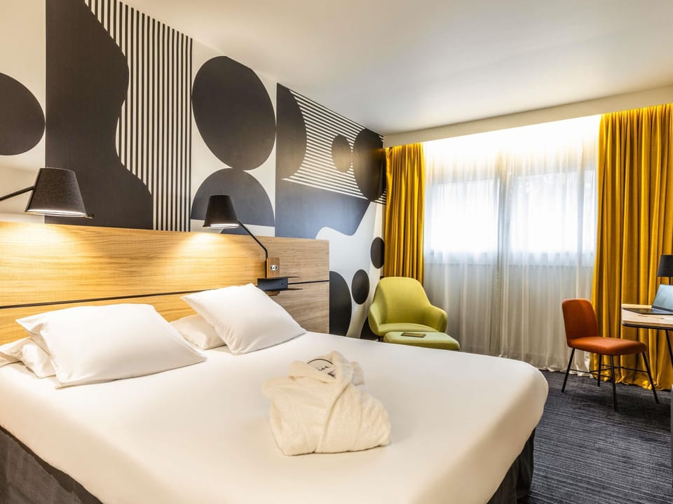 Privilege, Double Room, 1 Double Bed | In-room safe, desk, blackout drapes, soundproofing