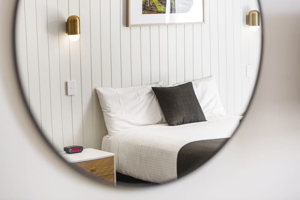 Deluxe Queen | In-room safe, desk, soundproofing, free WiFi