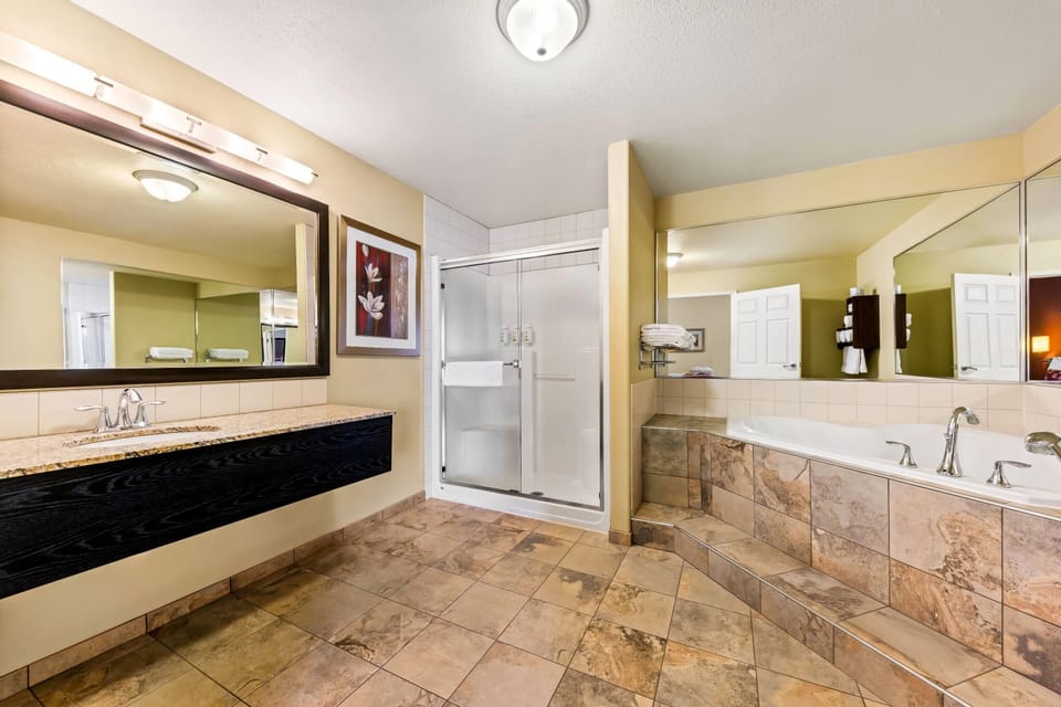 Jetted Tub Suite, King Bed, Kitchenette, Non Smoking | Bathroom | Free toiletries, hair dryer, towels, soap