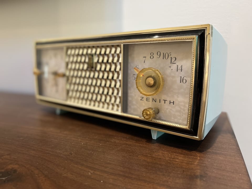 Working Zenith retro clock radio